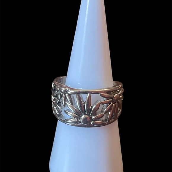 🔥2/$24 or 3/$30🔥 Vintage Bohemian Daisy decorated Ring. Size 7 - Picture 8 of 11